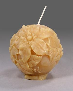 Floral scented candle in sphere shape.